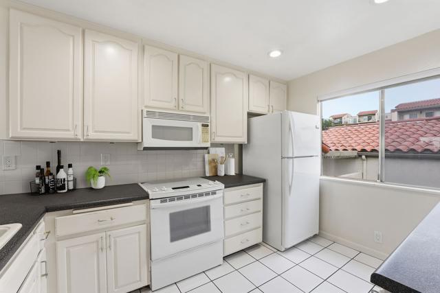 Detail Gallery Image 8 of 16 For 909 Caminito Madrigal #B,  Carlsbad,  CA 92011 - 2 Beds | 2/1 Baths