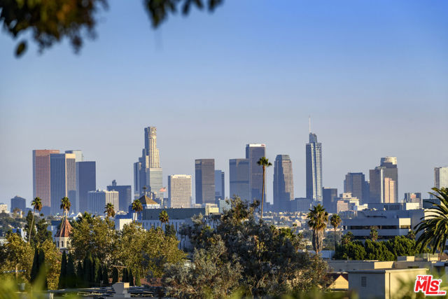 5181 Franklin Avenue, Los Angeles CA: https://media.crmls.org/mediaz/defaf4f0-c952-4aa0-b659-4216cdb56288.jpg