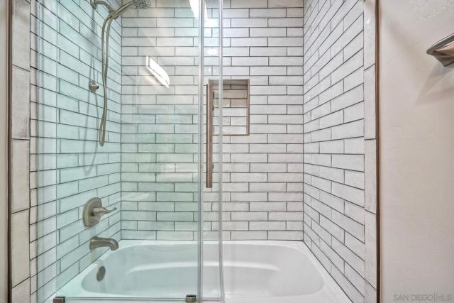 4195 Porte De Merano, San Diego CA: https://media.crmls.org/mediaz/defb2c83-b93a-4f12-b66a-2295a44446c7.jpg