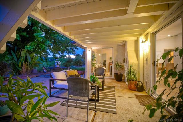7219 Mimosa Dr, Carlsbad CA: https://media.crmls.org/mediaz/defbc39a-3988-4bbd-a630-3231bd4a6de5.jpg