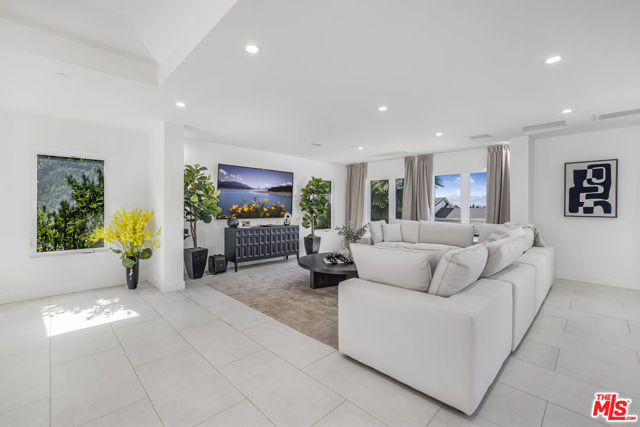 18202 Rancho Street, Tarzana CA: https://media.crmls.org/mediaz/defbdff1-bfec-48ee-9911-503718e005a7.jpg