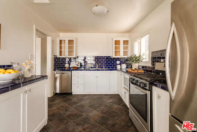 6935 Trolleyway, Playa del Rey CA: https://media.crmls.org/mediaz/defc4318-5c38-44d1-bf02-33ec792449cc.jpg