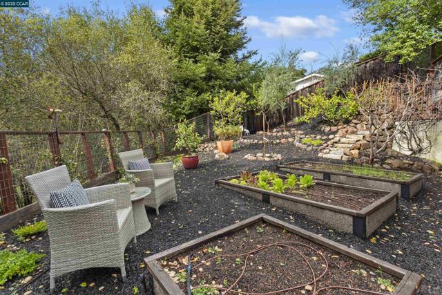 1121 Estates Dr, Lafayette CA: https://media.crmls.org/mediaz/defce788-56d7-4487-a740-f31131a2dd94.jpg