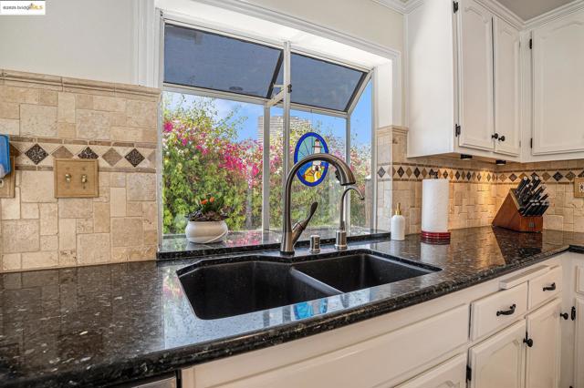 2167 Saint Andrews Ct, Discovery Bay CA: https://media.crmls.org/mediaz/defdd957-12fd-4662-953a-3cc224763253.jpg