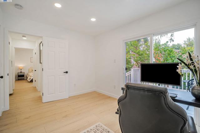 18760 Sandy Rd, Castro Valley CA: https://media.crmls.org/mediaz/defe324e-0b99-4ff1-8b6c-c76c636fad7f.jpg