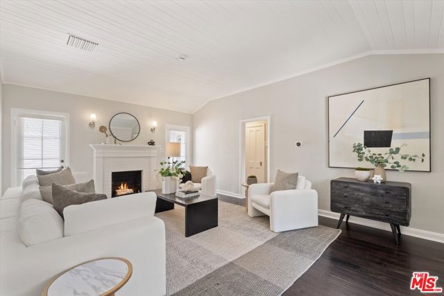 560 N Croft Avenue, West Hollywood CA: https://media.crmls.org/mediaz/defe9d72-f0a0-4963-947d-e02dfcdd72ea.jpg