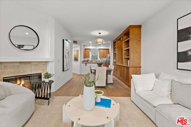 5935 Playa Vista Drive, Playa Vista CA: https://media.crmls.org/mediaz/deff4950-12ff-4d52-b8d2-1d9475254cf4.jpg