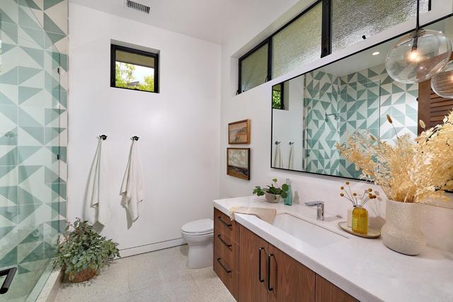 630 Ocean View Avenue, Encinitas CA: https://media.crmls.org/mediaz/deff8cd4-4278-47d8-9a01-012584f98b24.jpg