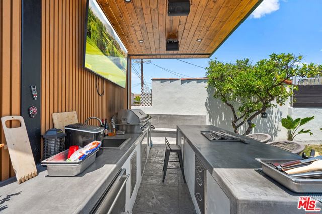 3871 Roxton Avenue, Los Angeles CA: https://media.crmls.org/mediaz/deffaca1-6767-44b3-a08a-4d5e3447e839.jpg