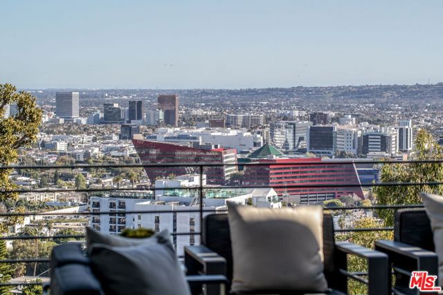 8932 St Ives Drive, Los Angeles CA: https://media.crmls.org/mediaz/df00536f-8a99-4760-b134-cff9dac21867.jpg