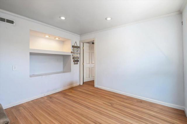 9401 Castlewood Street, Oakland CA: https://media.crmls.org/mediaz/df009df8-05c4-4fda-b8a4-a3817b4f698d.jpg