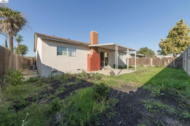 324 Eva Ct, Manteca CA: https://media.crmls.org/mediaz/df01f1a2-408d-42a1-9809-a4f750e12dd3.jpg