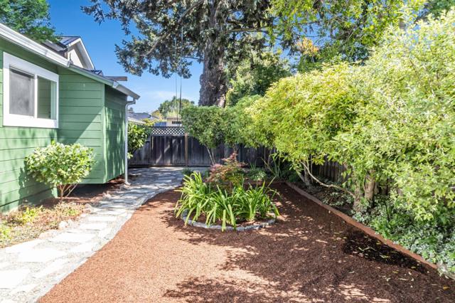 928 Peggy Lane, Menlo Park CA: https://media.crmls.org/mediaz/df02abfd-4f3c-4044-9016-5e8d14ec6996.jpg