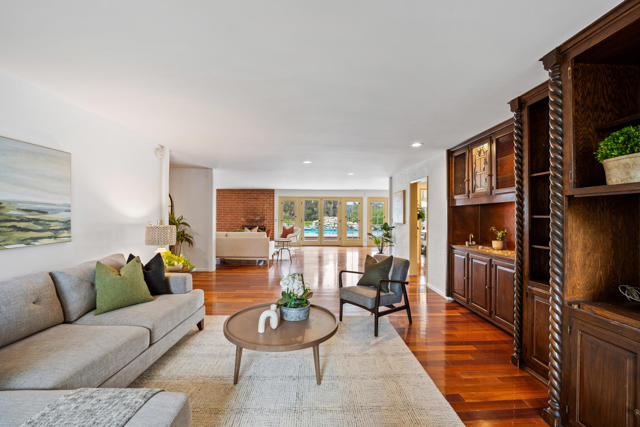 5324 Felice Place, Woodland Hills CA: https://media.crmls.org/mediaz/df033bf8-98e2-4671-8637-d4b1bec6e699.jpg