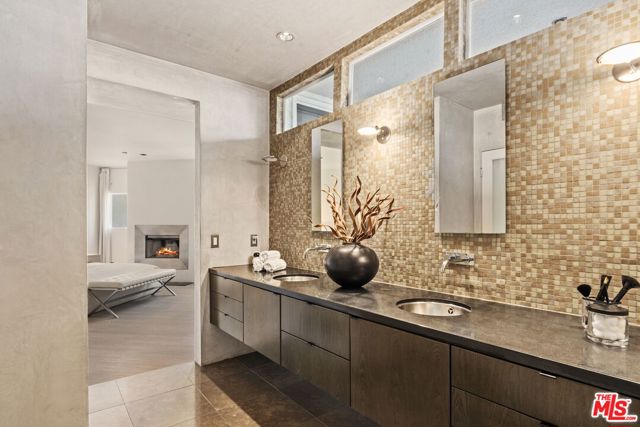 2115 3rd Street, Santa Monica CA: https://media.crmls.org/mediaz/df040ddc-5e30-4aa4-9f18-b6a6141becdb.jpg
