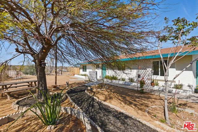 6391 Ruth Drive, Yucca Valley CA: https://media.crmls.org/mediaz/df049270-23c1-4c77-9e31-54234e1f799b.jpg
