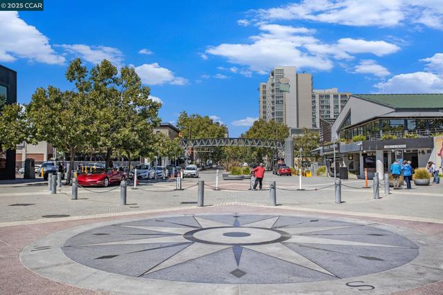 410 Webster St #1, Oakland CA: https://media.crmls.org/mediaz/df054d79-ec9a-427b-91be-337163d12907.jpg