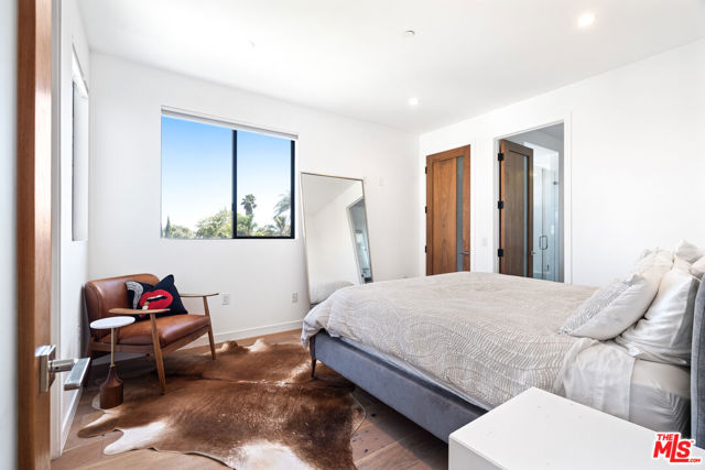 11900 Washington Place, Los Angeles CA: https://media.crmls.org/mediaz/df05cf98-11c0-4c2f-8392-731cd01303b4.jpg