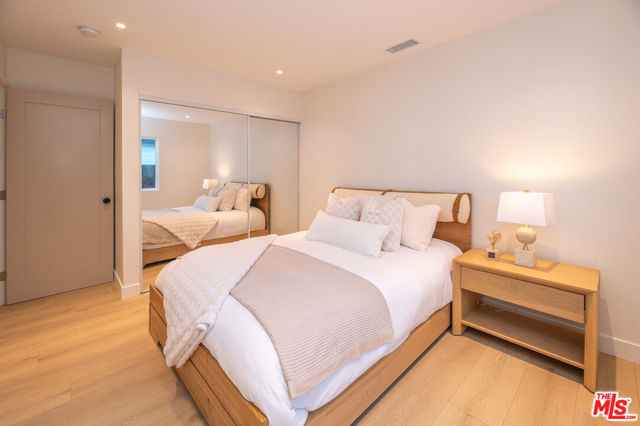 5325 S Victoria Avenue, Los Angeles CA: https://media.crmls.org/mediaz/df05ed7a-4620-4b04-99ce-bcd68bbdde3a.jpg