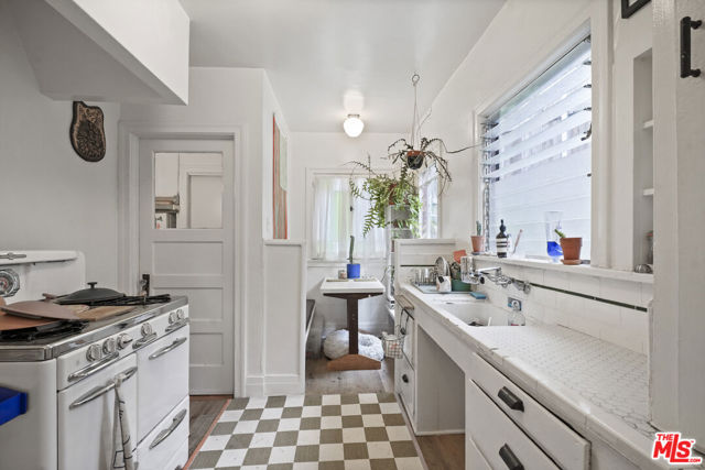 1811 Effie Street, Los Angeles CA: https://media.crmls.org/mediaz/df06934b-7c5c-474c-9ecf-f2505f3d1b4d.jpg