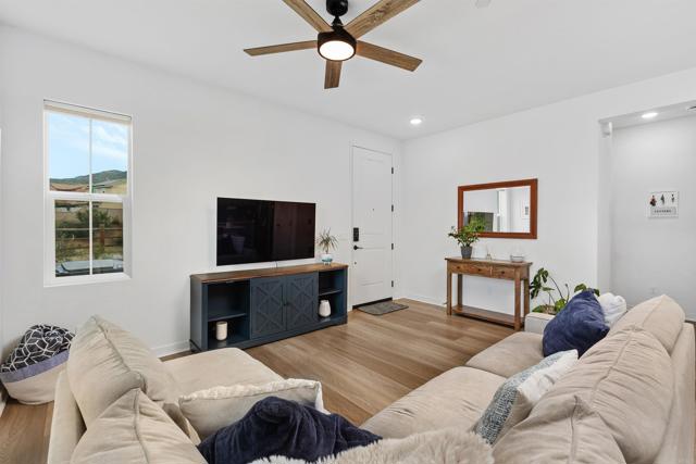 Detail Gallery Image 14 of 43 For 35254 Blossom Pl, Fallbrook,  CA 92028 - 4 Beds | 2/1 Baths