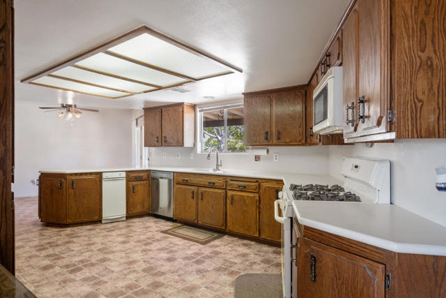 58697 Santa Barbara Drive, Yucca Valley CA: https://media.crmls.org/mediaz/df0749b5-0602-402c-b279-0a89269cd8ed.jpg