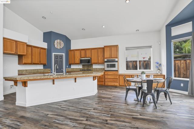 1212 landover, Brentwood CA: https://media.crmls.org/mediaz/df076ef7-98e8-4009-a35c-026de0806e50.jpg