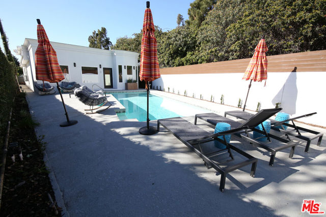 2744 S Bentley Avenue, Los Angeles CA: https://media.crmls.org/mediaz/df07c25e-eba3-4444-a57b-b34964b4e1d9.jpg