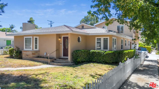 4823 Topanga Canyon Boulevard, Woodland Hills CA: https://media.crmls.org/mediaz/df08cbf4-723e-4c64-a295-5f3bd1a46671.jpg