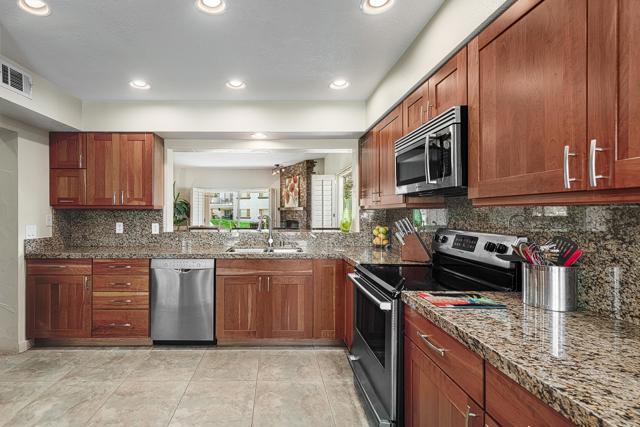 618 Vista Lago N Circle, Palm Desert CA: https://media.crmls.org/mediaz/df0a0efc-7e60-4922-843d-0ece8d18af21.jpg