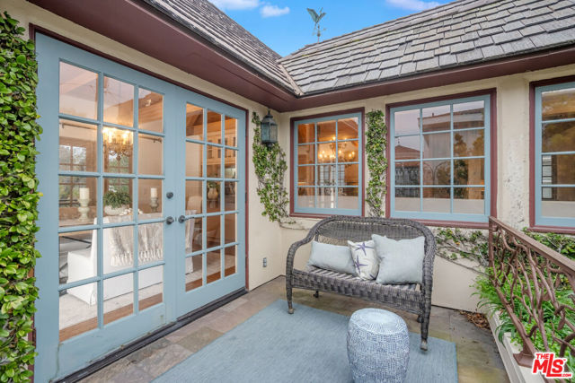 2917 N Poinsettia Avenue, Manhattan Beach CA: https://media.crmls.org/mediaz/df0aec6d-cc63-445a-b999-729489921477.jpg