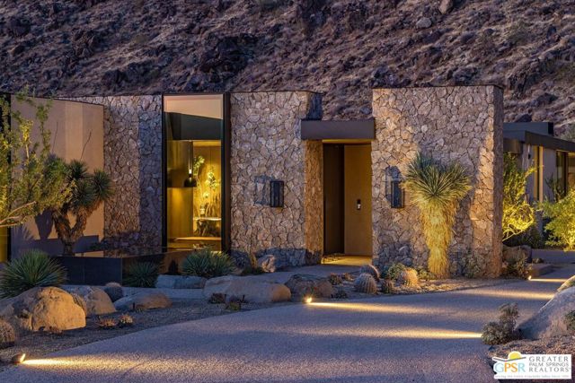 2215 Vista Distancia Court, Palm Springs, CA 92262