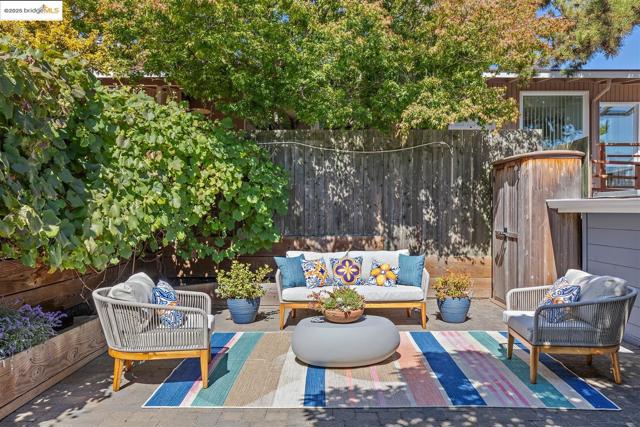 1000 Navellier St, El Cerrito CA: https://media.crmls.org/mediaz/df0b7a29-5ab6-4fd5-8292-08f1866129a8.jpg