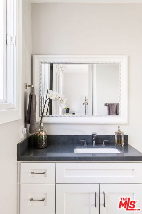 5325 Collingwood Circle, Calabasas CA: https://media.crmls.org/mediaz/df0cf2cc-39c1-46e0-b6bc-575c44cc828e.jpg