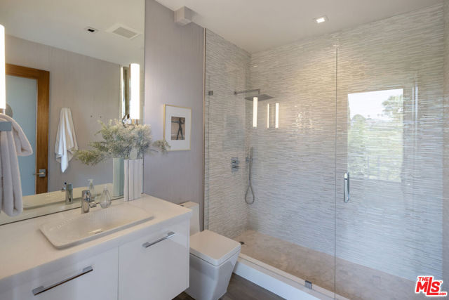 5751 Valley Oak Drive, Los Angeles CA: https://media.crmls.org/mediaz/df0de51c-c6bf-4295-9625-b63031fc2c17.jpg