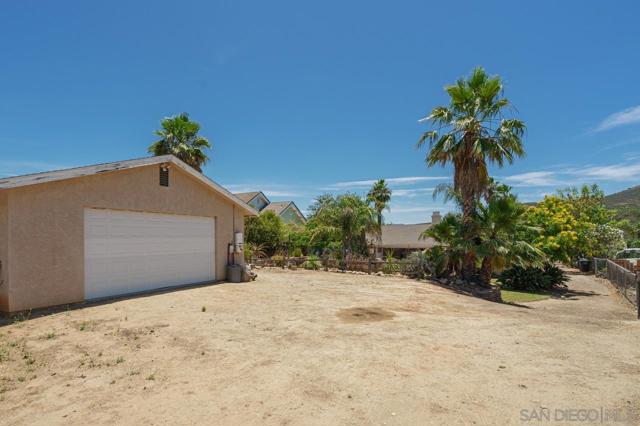 26152 Bellemore Dr, Romona CA: https://media.crmls.org/mediaz/df0f591d-3055-4732-9e7f-b882fe2760be.jpg