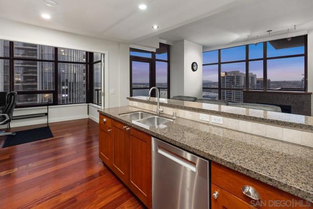 700 W E St, San Diego CA: https://media.crmls.org/mediaz/df0fb5fd-632e-44d7-a506-8bd2ddef2f6f.jpg