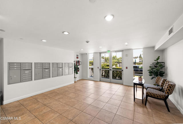 10878 Bloomfield Street, Toluca Lake CA: https://media.crmls.org/mediaz/df101b09-1bef-45a0-bc08-fd45cf5edd31.jpg