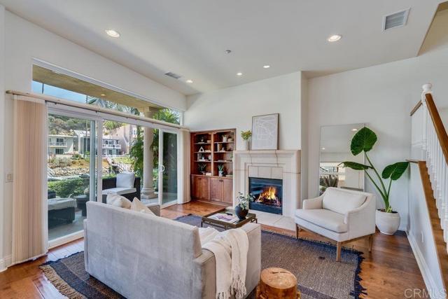 Detail Gallery Image 9 of 57 For 4529 Cove Dr #101,  Carlsbad,  CA 92008 - 4 Beds | 3/1 Baths