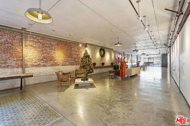 530 S Hewitt Street, Los Angeles CA: https://media.crmls.org/mediaz/df128542-34ef-484c-8314-305f47a0310d.jpg