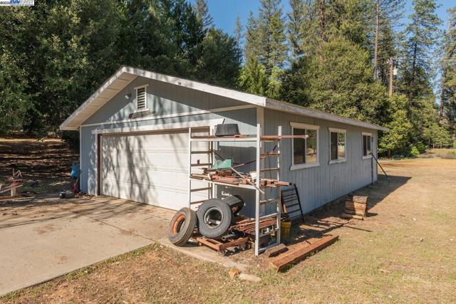 430 Bridge Rd, Douglas City CA: https://media.crmls.org/mediaz/df12bdb4-39dd-47c5-bd30-d24226cea04f.jpg