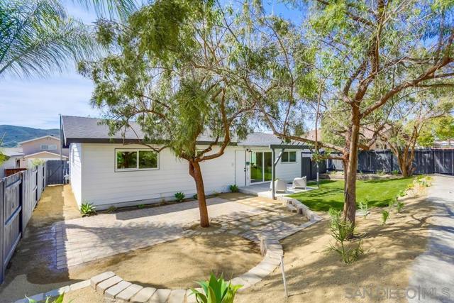 12701 Mcferon Rd, Poway CA: https://media.crmls.org/mediaz/df1426fe-b2d3-4a0e-8ec0-5e0101c6cabf.jpg
