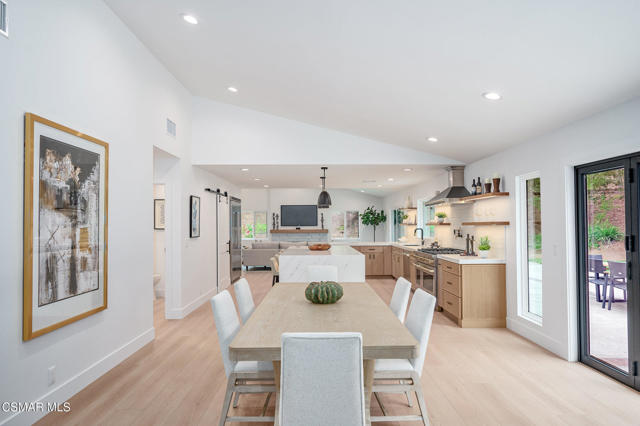 674 Lautrec Court, Thousand Oaks CA: https://media.crmls.org/mediaz/df151233-5a67-439d-850f-67dfc162000b.jpg