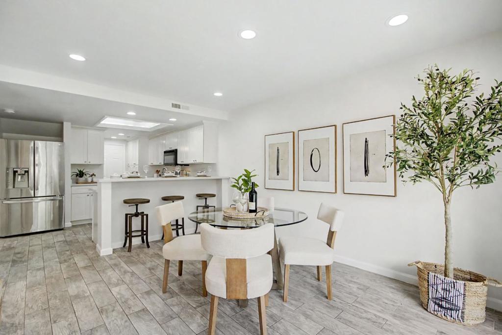 https://media.crmls.org/mediaz/df156f85-5995-441f-8037-40b63a1e0350.jpg?preset=X-Large
