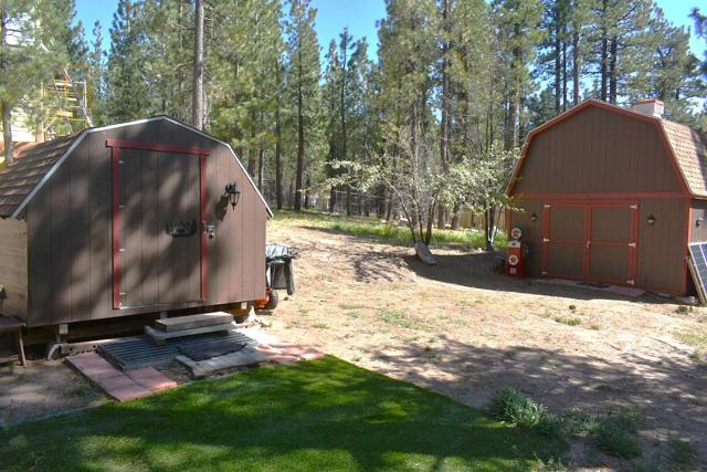 40123 Hillcrest Drive, Big Bear CA: https://media.crmls.org/mediaz/df15f913-b502-4dd8-a490-315aaa4b07f9.jpg