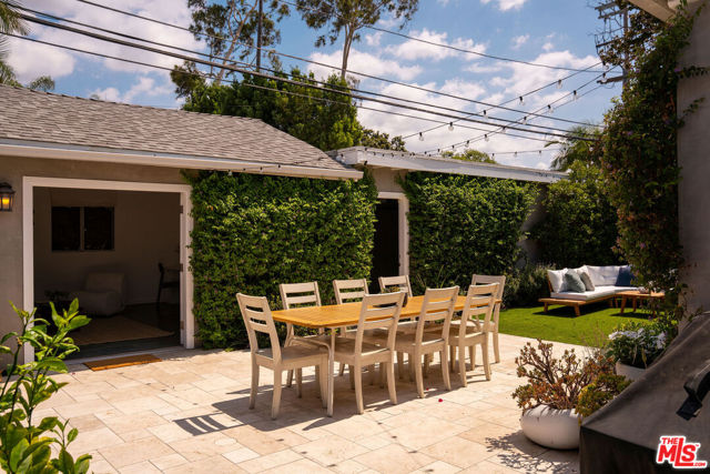 162 S Lucerne Boulevard, Los Angeles CA: https://media.crmls.org/mediaz/df16929e-9582-40fb-a458-dab27d1bb34b.jpg