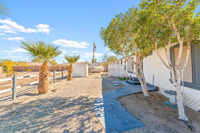 2342 Sand Jewel Avenue, Thermal CA: https://media.crmls.org/mediaz/df175eb5-970b-4bf9-847a-501f66b99495.jpg