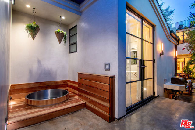 745 E Sunset Avenue, Venice CA: https://media.crmls.org/mediaz/df196345-433d-428a-b88d-afbad0328305.jpg