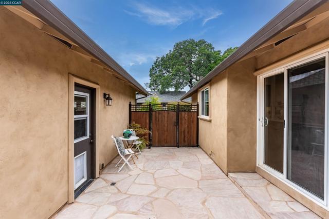 5588 Gonzalez Ct, Concord CA: https://media.crmls.org/mediaz/df1a4742-1224-44ae-8f89-3694f5ce1666.jpg