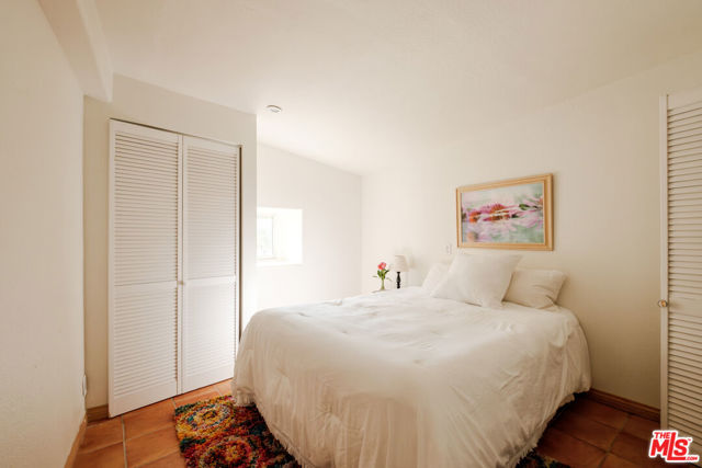 3029 Sequit Drive, Malibu CA: https://media.crmls.org/mediaz/df1a5bd1-d450-41fb-81da-5702a7f53e8c.jpg